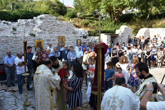 Ασπράγγελοι Ζαγορίου: Αρχιερατική Θεία Λειτουργία Στην Κατεστραμμένη Εκκλησία Του Αγίου Νικολάου